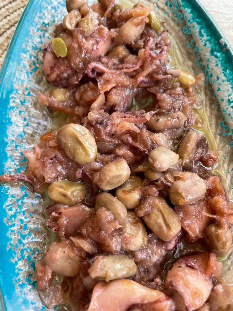 Sepia con habas en La Cullera del Poal, restaurante de cocina mediterránea en Vinaròs. Disfruta de este plato en el paseo marítimo.