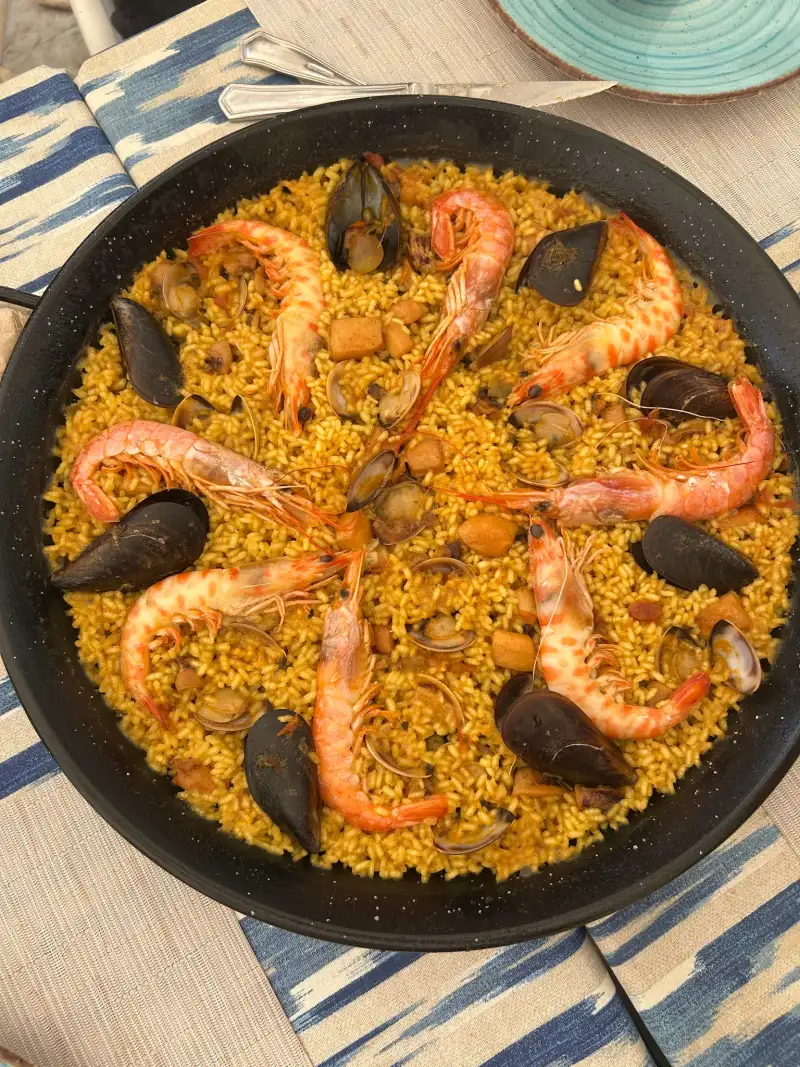 Paella de mariscos en La Cullera del Poal, restaurante mediterráneo en Vinaròs, con gambas, mejillones y almejas.