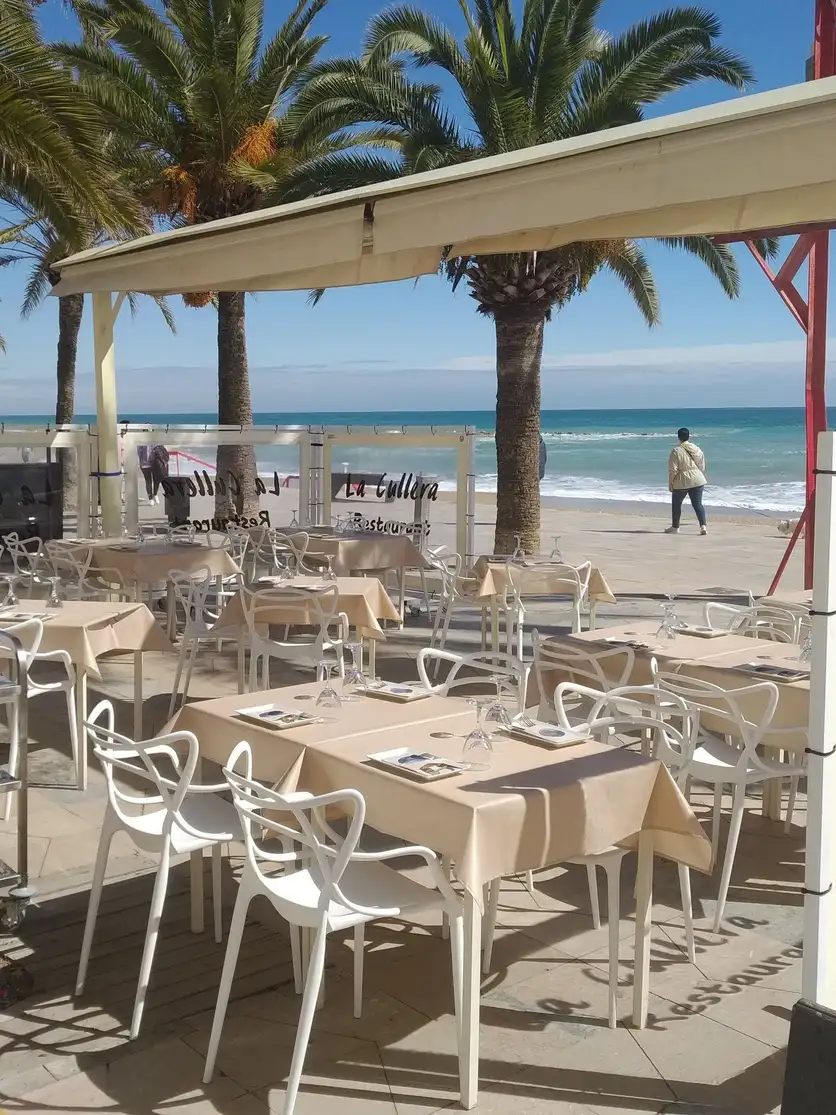 Terraza del restaurante La Cullera del Poal en Vinaròs, con vistas al mar Mediterráneo, ideal para disfrutar de menús degustación.