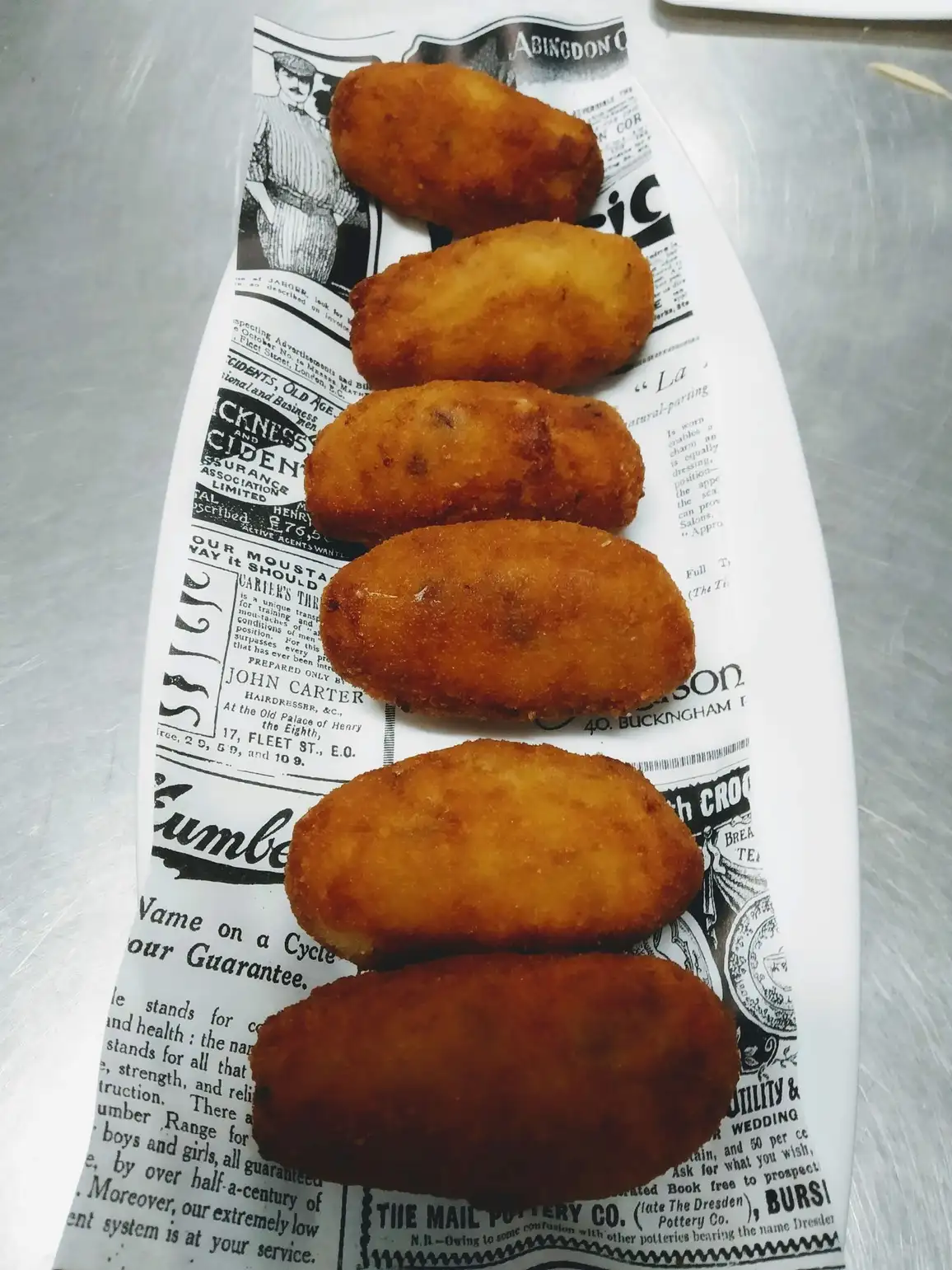 Croquetas caseras servidas en La Cullera del Poal, restaurante de cocina mediterránea en Vinaròs. Disfruta de estas delicias en el paseo marítimo.